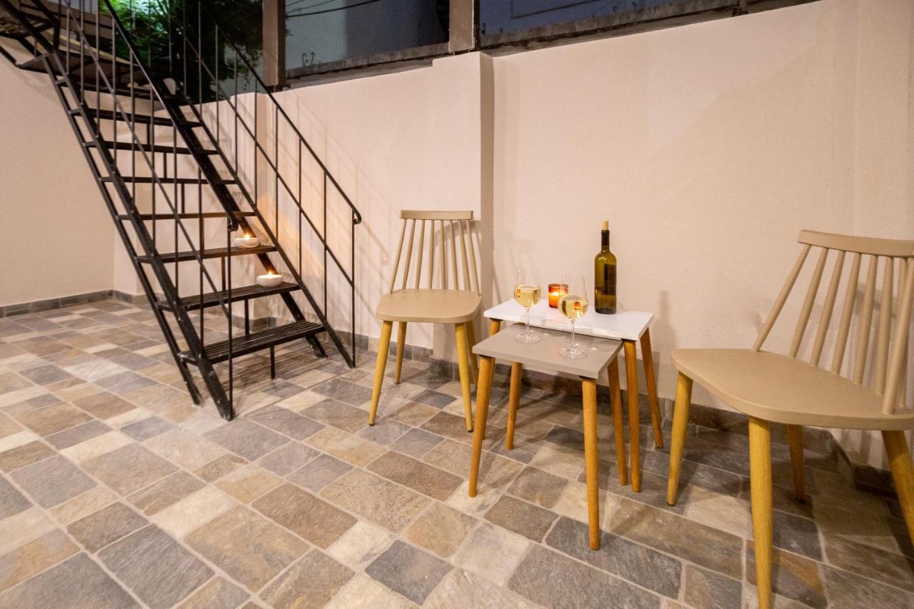 Apartment Corner Apts *